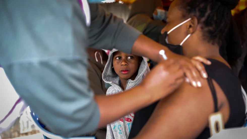En kvinna i Kenya får en dos covidvaccin från Astra Zeneca som donerats av Storbritannien. Bilden togs i augusti.