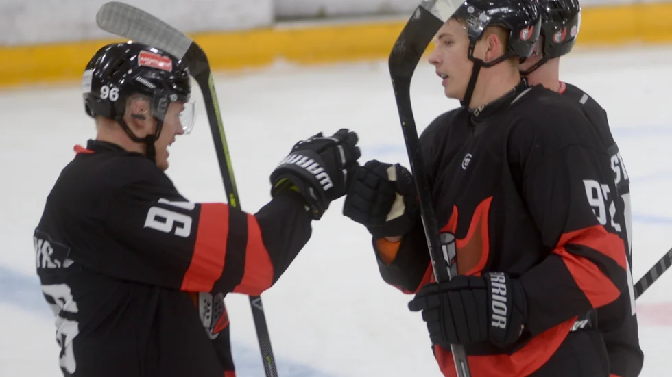 Sören Dietz-Larsen fortsätter att hitta nätet med sitt rightaravslut, inte minst viktigt i powerplay – här efter 4–2.