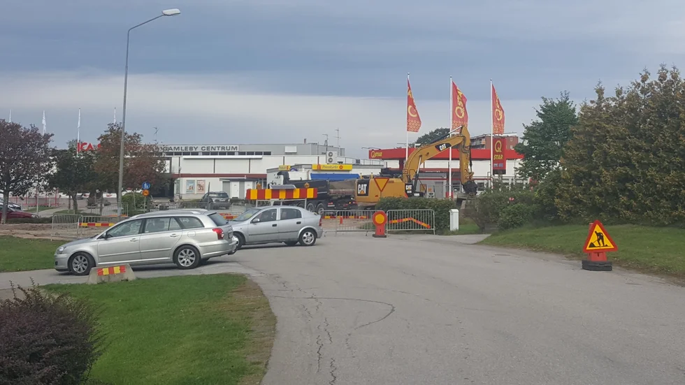 Flera bilister trodde att de skulle kunna ta sig ut på Västerviksvägen vid Motorcentrum, men avspärrningen tvingade dem att vända om.