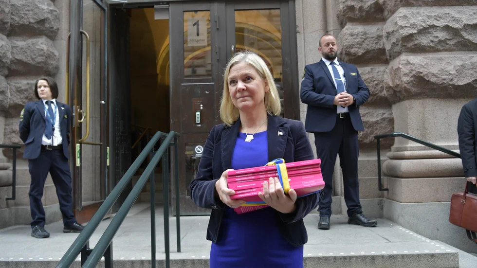 Finansminister Magdalena Andersson (S) med den "nådiga luntan", Sveriges statsbudget, som ger miljontillskott till kommunerna i östra Sörmland.
