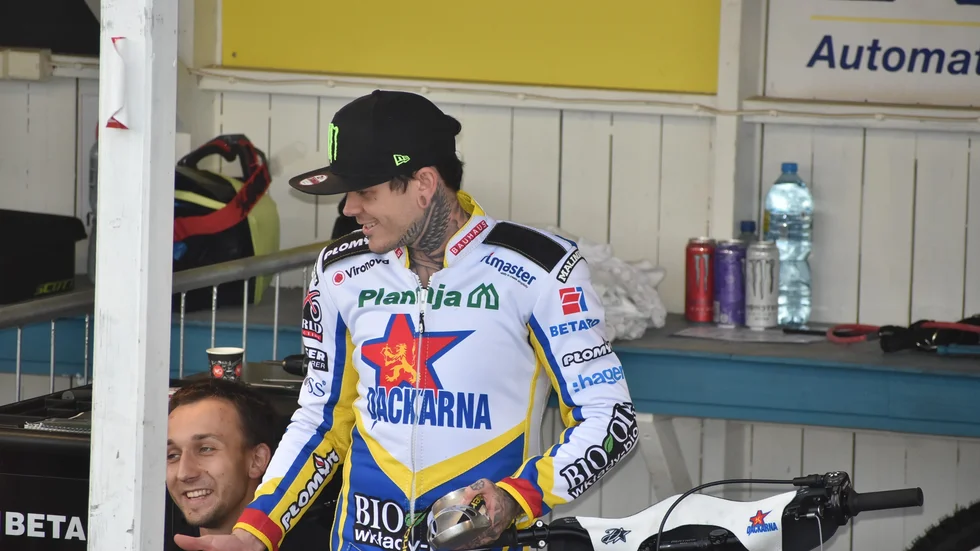 Glada miner i depån från Dackarnas Tai Woffinden. Stjärnan plockade 12 poäng mot Lejonen i Gislaved.
