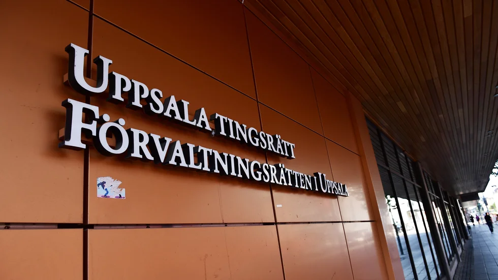 En ung man åtalas på flera punkter i tingsrätten. Bland annat för misshandel och olaga hot.