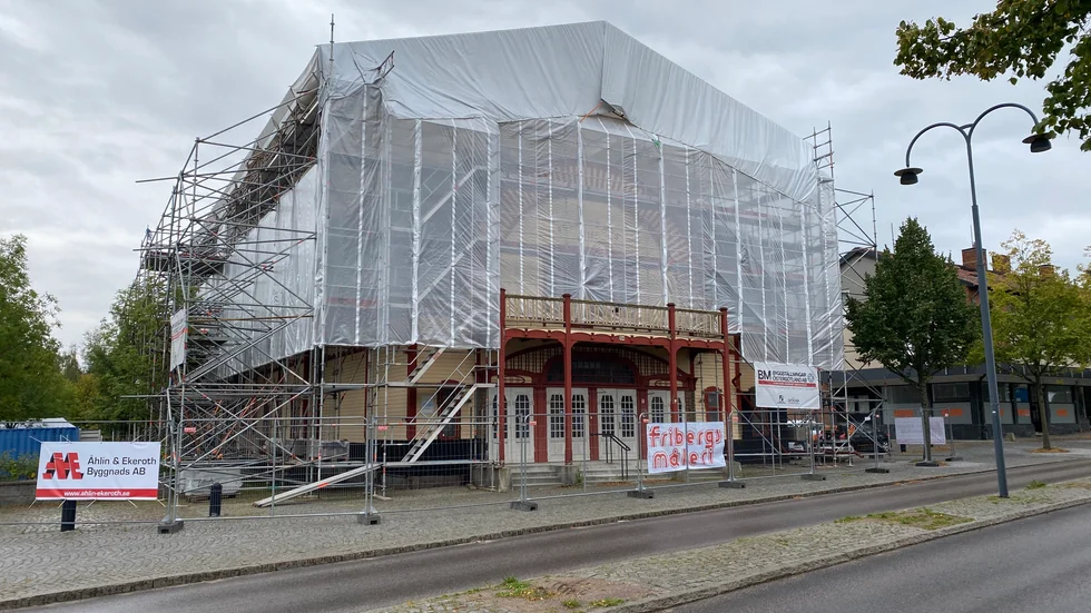 Gamla folkets hus renoveras för fullt. Härnäst väntar ett omfattande takbyte.