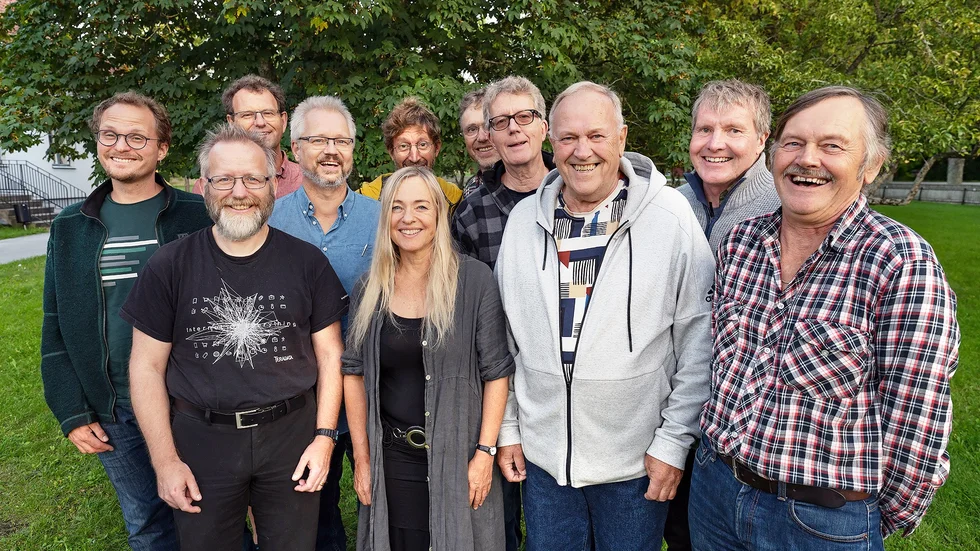 Singer-songwritern Annika Fehling och Kräklingbo Manskör, med dirigenten, körledaren och musikern Jens Friis-Hansen i bakgrunden.