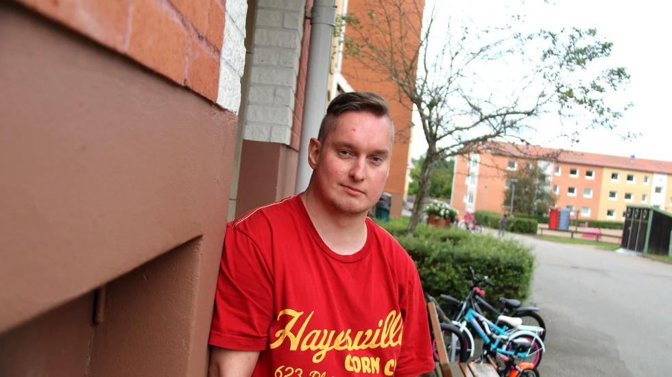 Christoffer Hoffberg, 30, är boende på Kullaområdet i Kisa och blev vittne till delar av fredagens dramatiska polisinsats.