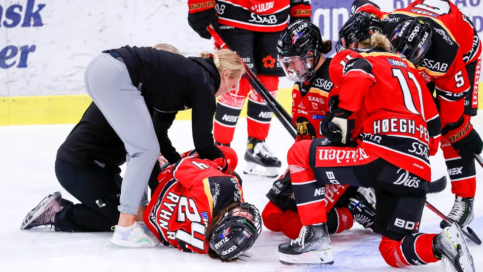 "Jag trodde inte att det var så illa. Det trodde ingen. Det var två läkare som tittade och kände på knät efter jag hade skadat mig och de tyckte inte att det kändes instabilt. De är inte heller helt av. Men undersökningen visade att både det inre ledbandet och det främste korsbandet är skadat", säger Noemi Ryhner.
