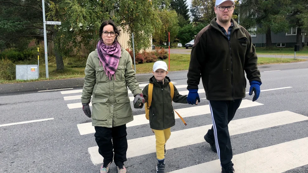 Viktoria Johansson och Mikael Engström, med ena sonen Hjalmar, sex år, upprörs över personer som kör för fort och till och med ignorerar övergångsstället. "Det är katastrof", säger Mikael Engström om trafiksituationen vid övergångsstället över Lulevägen mot Pettersvägen i Rosvik.