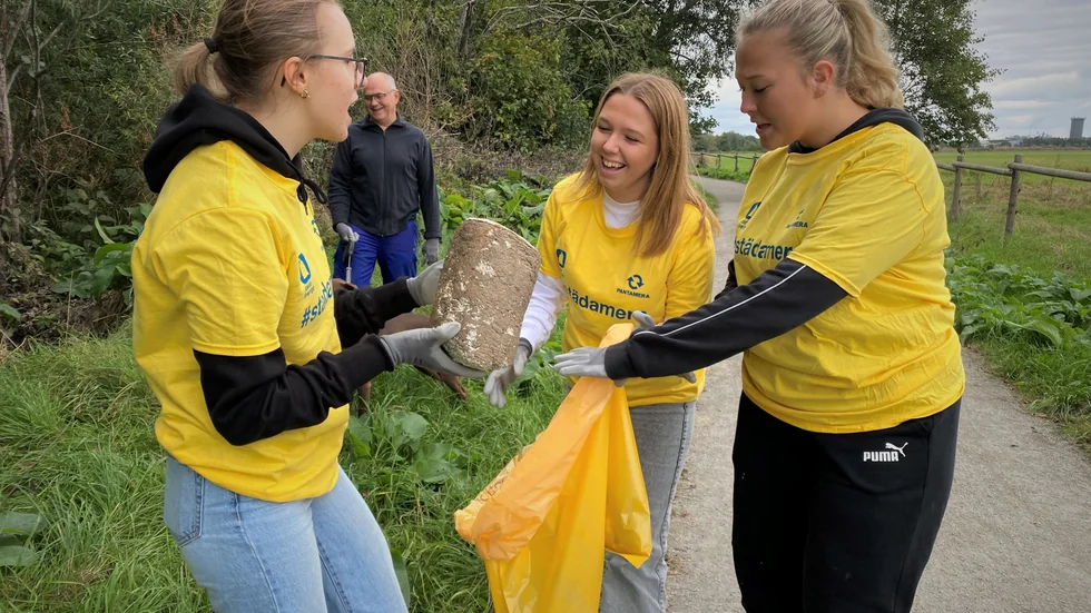 Astrid Gunnarsson,17, Agnes Eriksson, 16 och Alma Lindgren 16 städar gångvägen längs Fyrisån. 