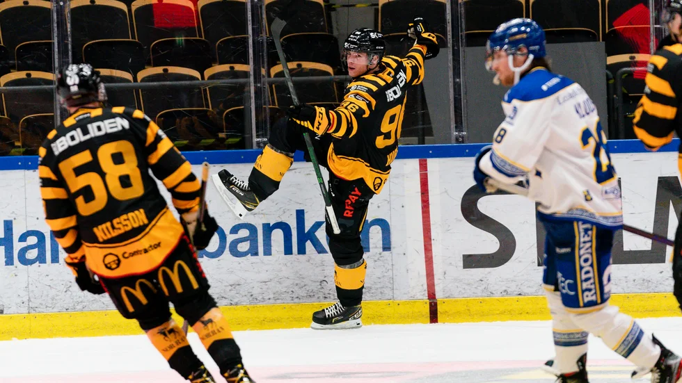 Rickard Hugg fick med sig en studs på en Leksand-spelare och utökade till 2–0 i andra perioden.