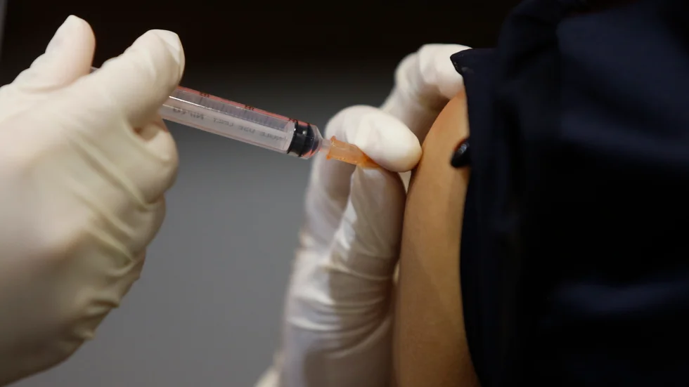 En vaccindos mot covid-19 under utdelning i Bangkok i Thailand. Inom EU väcker frågan om att lyfta patentskydden för vaccinen en het debatt. Arkivfoto.