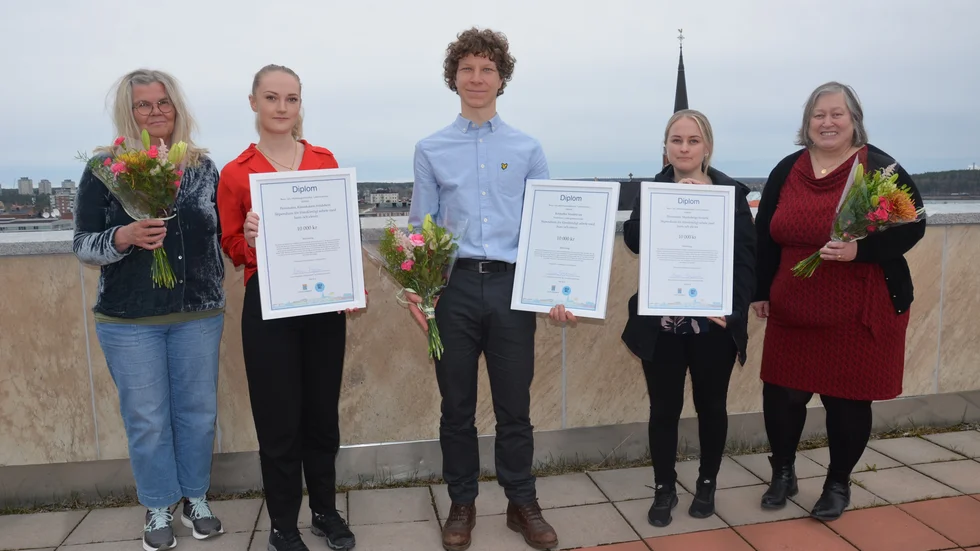 Stipendiaterna från vänster: Råneskolans fritidshem som representerades av Solange Perdahl, Rektor och Tova Henriksson, fritidsassistent, Kristoffer Nordekvist, förstelärare vid Luleå gymnasieskola och Munkebergs förskola som representerades av Ann Boklöv, rektor och Linnea Kero, förskollärare.