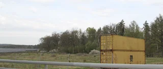 Så ska bilisterna slippa bländas av solcellspaneler: "Containrar ska blockera solen"