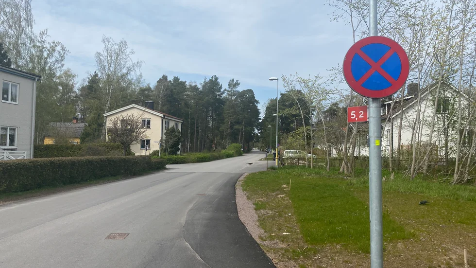 På Varamonvägen är det både förbud mot att stanna och parkera fordon. Nu har Varamonbor fått tillfälle att tycka till om sommarens trafik i en enkät som skickats ut. 
