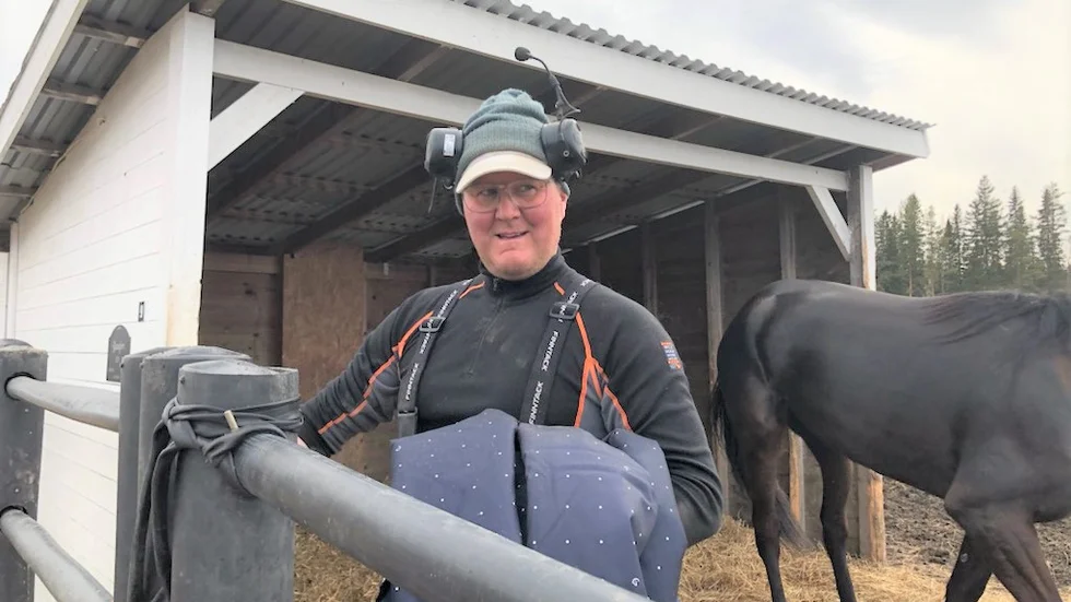 Hemmatränaren Roger Nilsson svingar sig upp bakom två egentränade toppchanser i V5-spelet på Bodentravet, söndag.