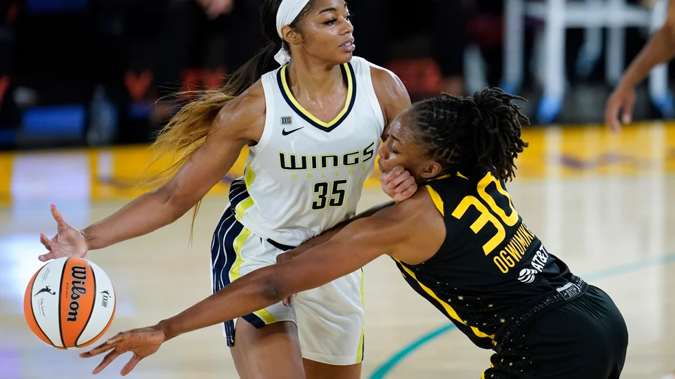Los Angeles Sparks forward Nneka Ogwumike (30) försöker ta bollen i WNBA-premiären mot Dallas Wings. Los Angeles förlorade matchen stort.