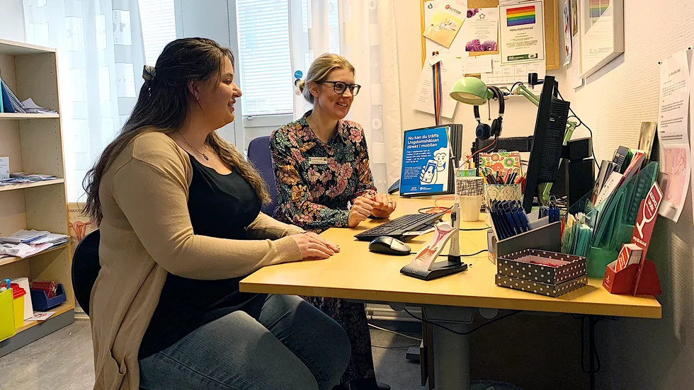 "Mötet med ungdomarna är ju väldigt viktigt", säger barnmorskan Ulrica Eklind (till höger), här tillsammans med poddkollegan Josefin Linder (till vänster), kurator på Ungdomshälsan.