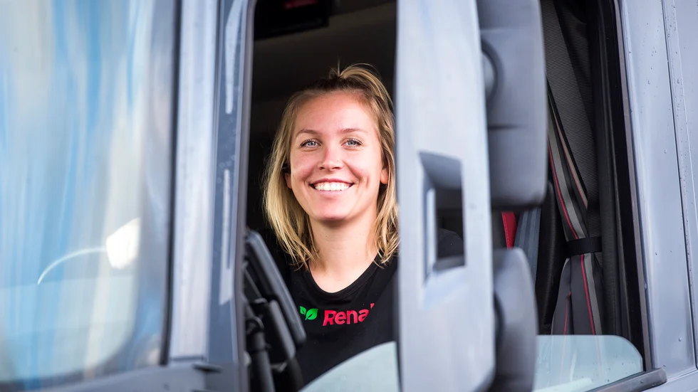Lone Alexandersson, från Gomma i Finspång, syns just nu i tredje säsongen av tv-programmet Svenska truckers på Tv 3.
