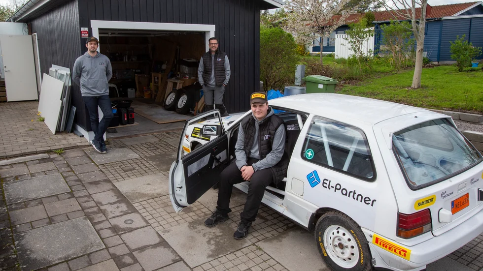 Liam Berg var en hängiven åskådare i rallyskogen men bestämde sig för ett år sen för att köpa en egen bil. Nu har han oftast med sig Anders Edkvist som kartläsare, medan pappa Tommy Berg sköter allt det praktiska runt sonens tävlande. 