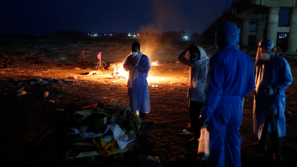 Familjemedlemmar tar ett sista adjö inför en kremeringsceremoni vid floden Ganges i Allahabad i Uttar Pradesh. Arkivbild.