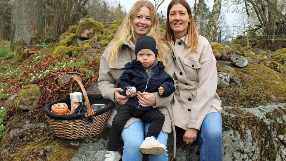 "Jag har hjälpt till och lämnat en del på förskolan och det är lite roligt för jag lämnar till mina egna barns gamla förskollärare. Vi har barnen mycket och de kommer när de ser att man kommer hem med bilen. Men sen samtidigt tänker jag "hur länge till får vi ha dem?". Det kommer en tid om kanske sex år då vi inte är så roliga under en period och då får vi passa på nu", säger Johanna Blom Petersson.