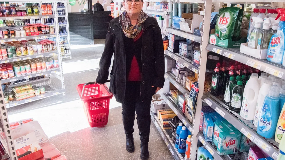Agneta Krohn Strömshed tycker att det är viktigt att gynna små butiker och handlar ofta i Morjärv.