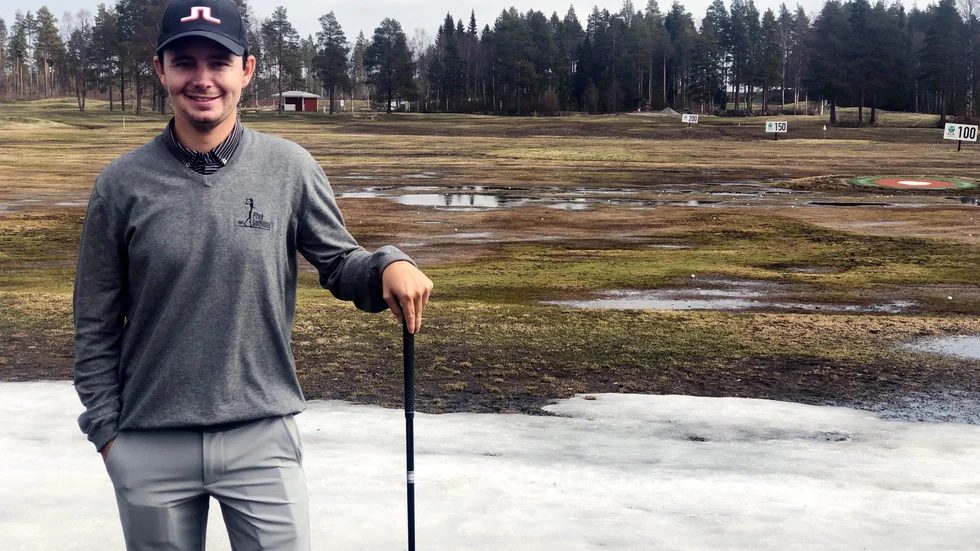 Max Munther är ny tränare på Piteå golfklubb. Han ser fram emot den kommande säsongen. "Det känns spännande, just nu är det lugnet före stormen men snart smäller det till", skrattar han.