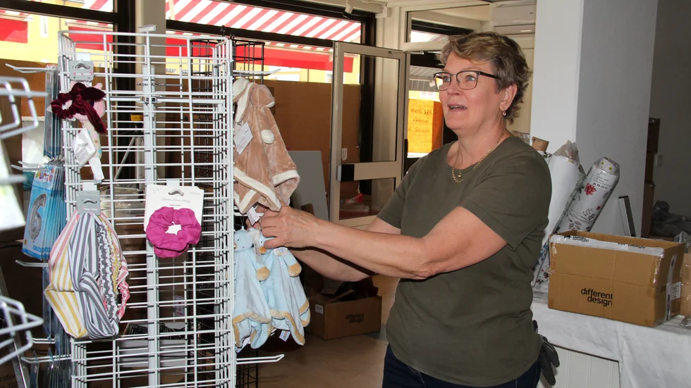 Karin Edestedt var inne på att sluta, men nu utökar hon istället sin presentbutik Frideborg i centrala Kisa.