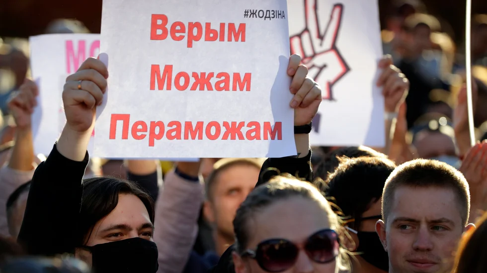 Demonstranter mot Belarus president Aleksandr Lukasjenko samlade i staden Borisov i juli 2020.