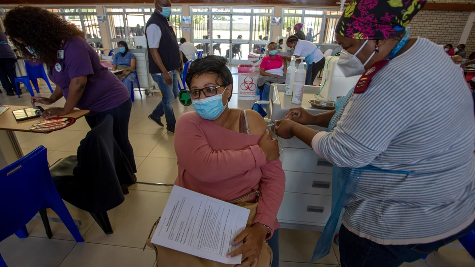 Sjuksköterskan Sinkameng Moilwa vaccineras med en dos av Johnson & Johnsons vaccin på ett sjukhus i Johannesburg. Arkivbild.