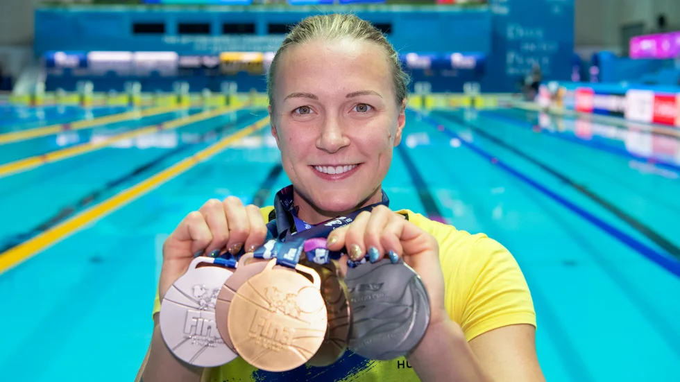 Skadade stjärnan Sarah Sjöström, här med de fem medaljer hon vann i VM 2019, kommer att saknas på EM i Budapest. Arkivbild.
