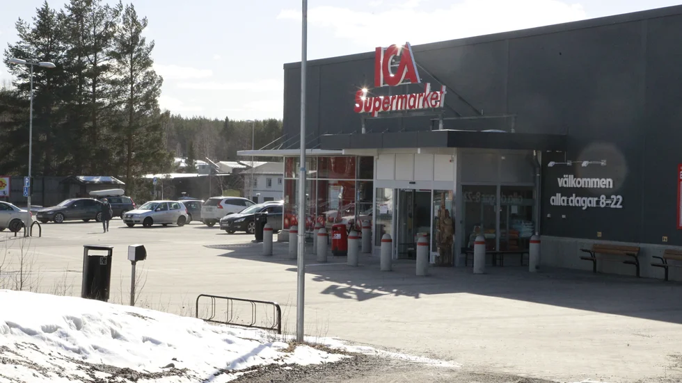 Mannen var upp på refugen, backade in en parkerad bil och krockade med kundvagnar vid Ica Supermarket.