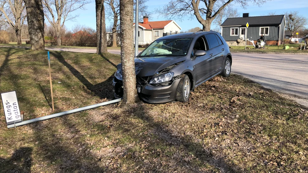 En bil körde in i ett träd.