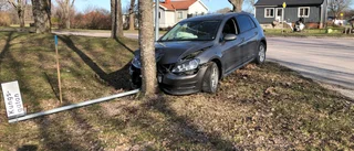 Körde in i träd – lämnade bilen och gick hem till fest