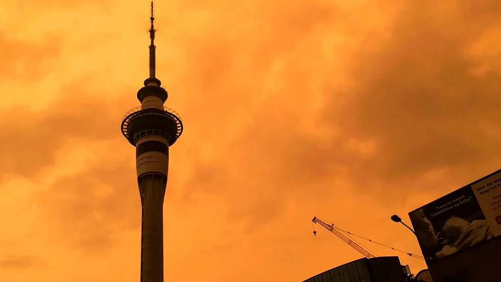 Himlen bakom Sky Tower i Nya Zeelands största stad Auckland färgades orange när rök från Australiens bränder drev in över landet i början av 2020.