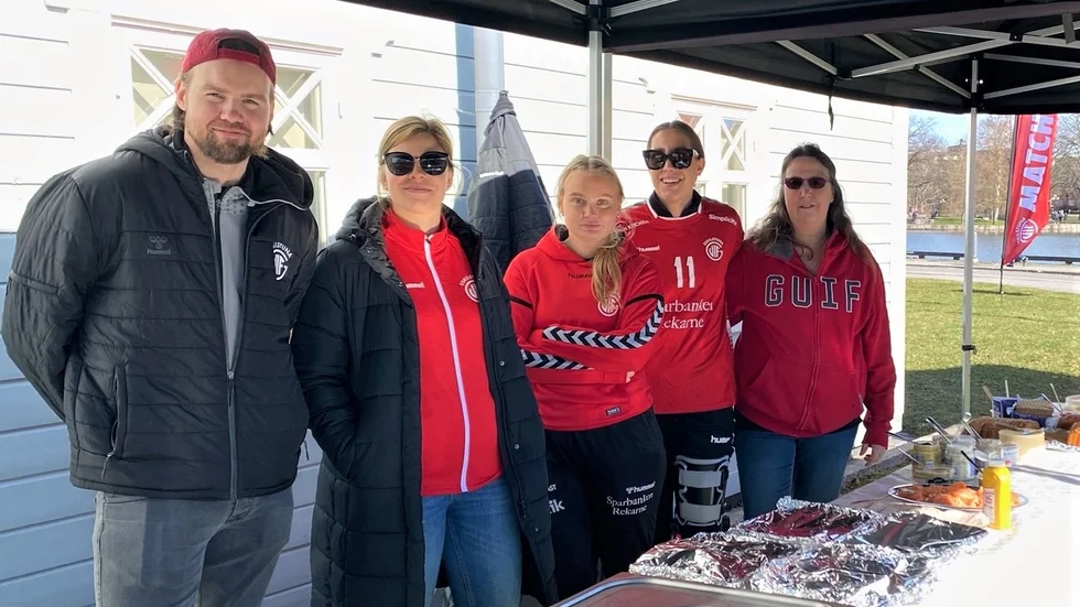 Daniel Freyr Andrésson, Jessica Dickfors, Jennifer Wallin, Joline Jakobsson och Pia Berggren var några av guifarna som serverade påskbuffén utanför Härbärget.