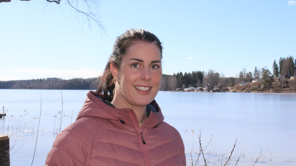 Butiken Till: Dej, Vimmerby går hem hos Vimmerbyborna och butiksägaren Elisabeth Wolmeryd ser fram emot sommarsäsongen. Men den får de anställda sköta för Wolmeryd har även en camping att driva.