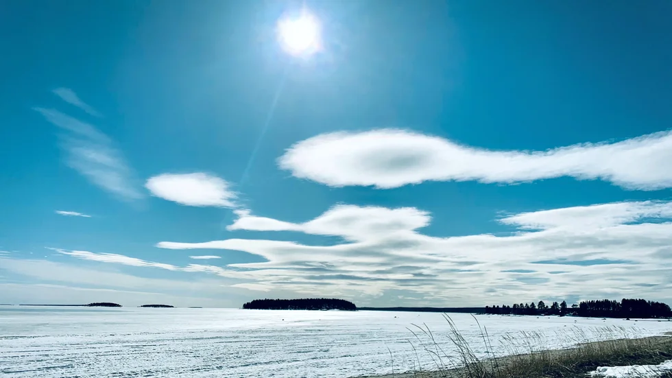 Sol och linsmoln ute vid Sandängesstranden.