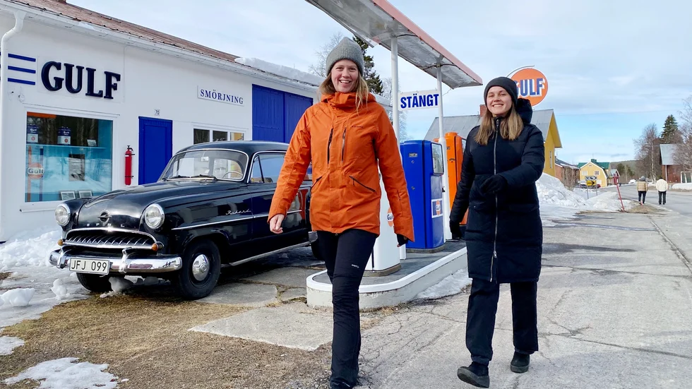 Amanda Frimodig och Amanda Hübinette promenerade förbi den nyrenoverade Gulf-macken.