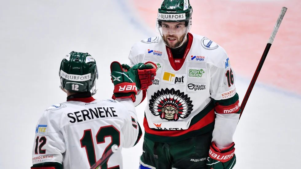 Stefan Elliott gratuleras av Max Friberg (12) efter sitt 2–1-mål i Frölundas seger borta mot Djurgården.