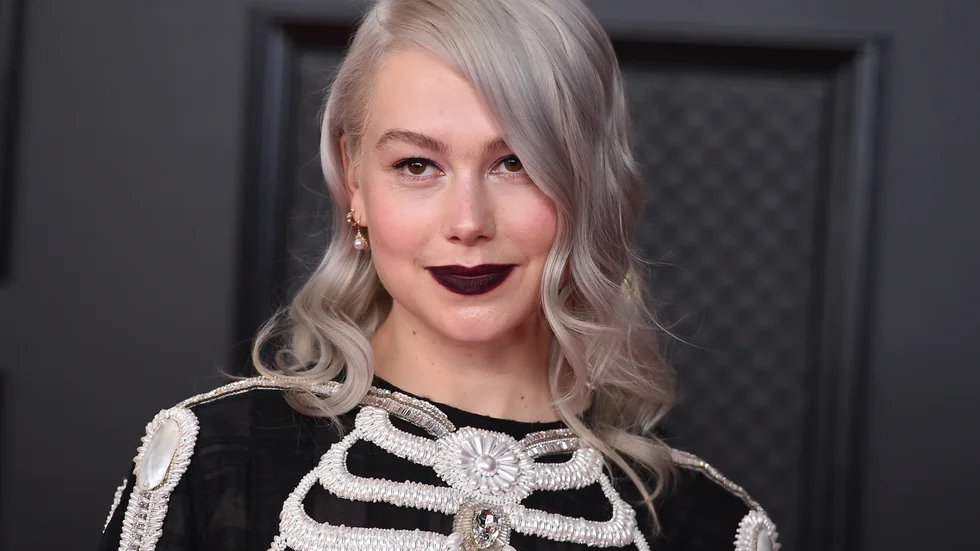 Phoebe Bridgers sönderslagna gitarr auktioneras ut. Arkivbild.