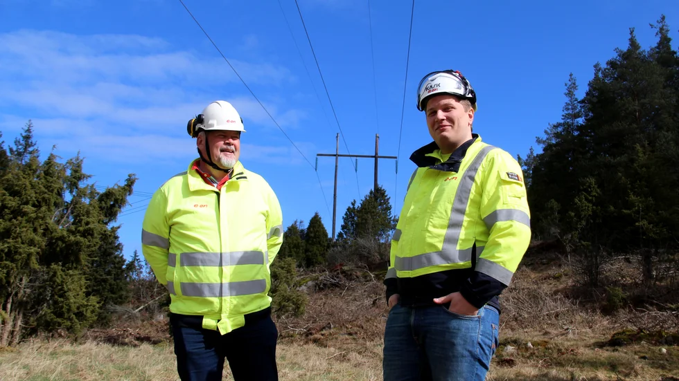 Per Andersson och Emil Landqvist, båda projektledare i Eons jätteprojekt mellan Kisa och Vimmerby, berättar att målsättningen är att kraftledningen står klar till år 2024.