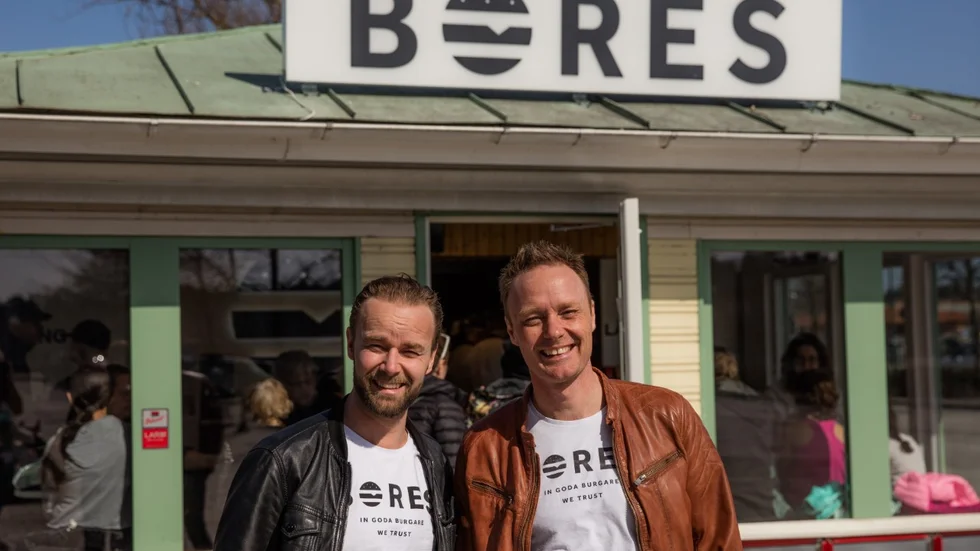 Bröderna Carl Gustaf Forssbeck och Carl-Henrik Forssbeck öppnar Bores i Knivsta.