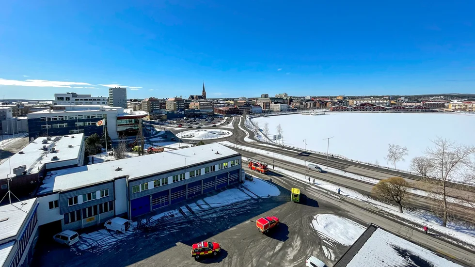 I en symbolisk kortege lämnade brandbilarna och ambulansen den gamla räddningsstationen i centrala Luleå. I 56 år har den tjänat Luleå och det är nu dags att flytta in i den nya, moderna stationen.