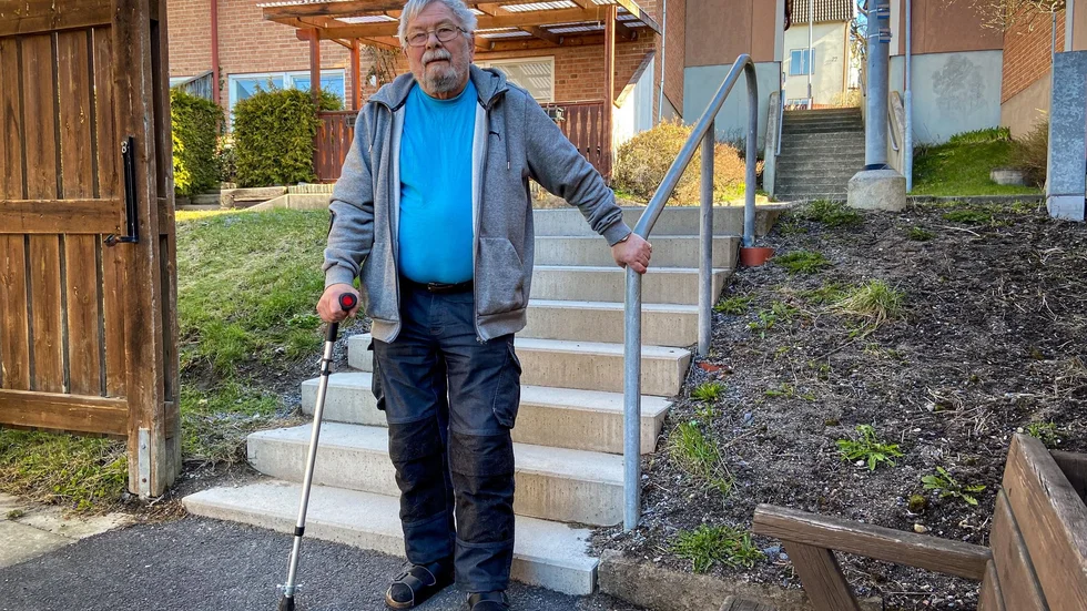 Bent Jensen bröt foten i december 2019. Nu kräver han ersättning från Flens kommun för hemtjänstkostnader och sveda och värk.
