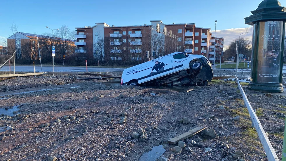 Översvämningen har lett till att åtminstone en bil sjunkit ner i marken.