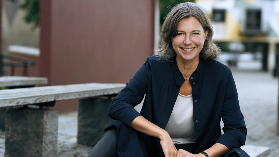 Trots viss brist på material har Annika Persson vävt samman en intressant biografi om den egensinniga och begåvade textilkonstnären Märta Måås-Fjetterström.