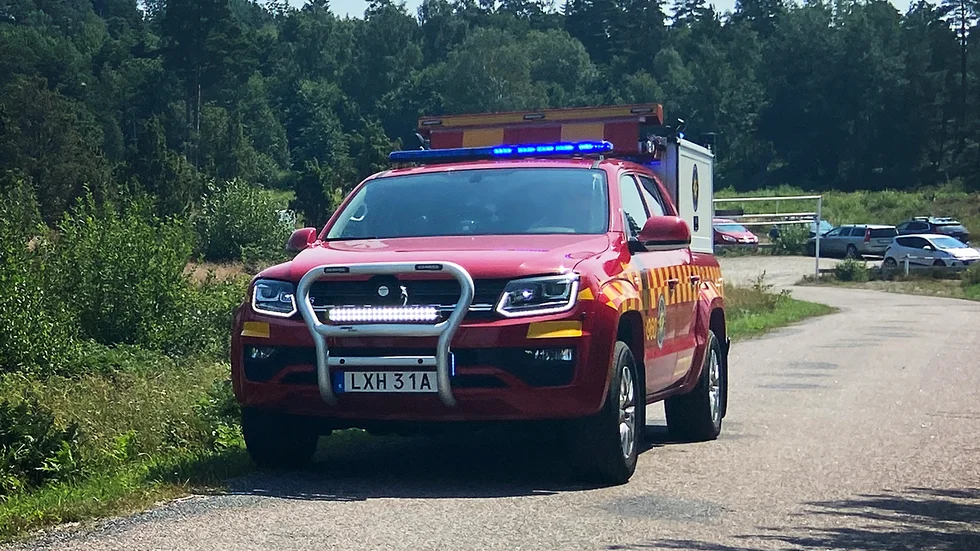 När räddningstjänst kom fram till platsen hade redan ingripande badgäster dragit upp mannen från vattnet.
