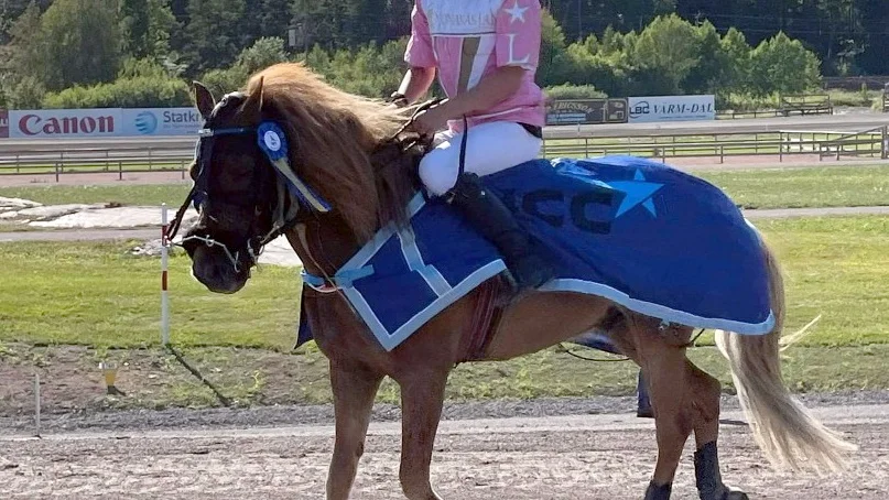 Znarv med Lea Mattsson i sadeln tog en överlägsen seger i montéloppet på Åmålstravet.