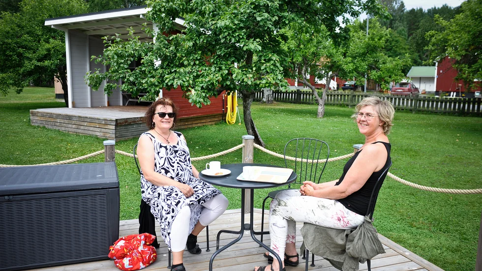 Charlotte Kvarnström, Umeå och Marie Qvist, Bodbysund träffas varje sommar i Edelviks fina trädgård. ”Här finns en grönskande trädgård, jättegott fika och trevliga utställningar att titta på”, säger Marie.