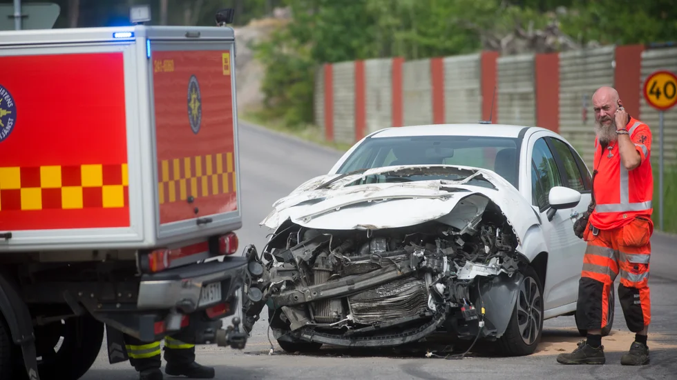 Ingen person skadades vid kollisionen mellan en lastbil och personbil under torsdagen.